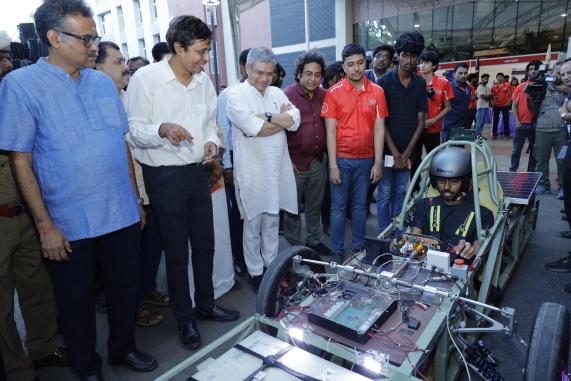 Union Minister Railways Shri Ashwini Vaishnaw visits Cutting-Edge Research Facilities at IIT Madras